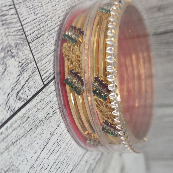 Jewelry - Elegant Gold and Green Bangle Set